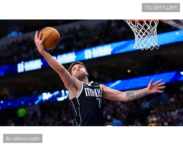 更衣室一幕：东契奇在赛后独自加练罚球，回应近期批评