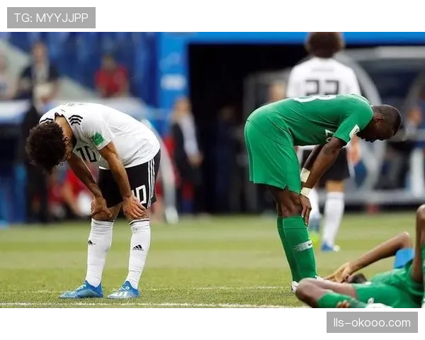 VAR新增辅助划线功能,用于更精确判断传中球是否先出底线 VAR新增辅助划线功能,用于更精确判断传中球是否先出底线