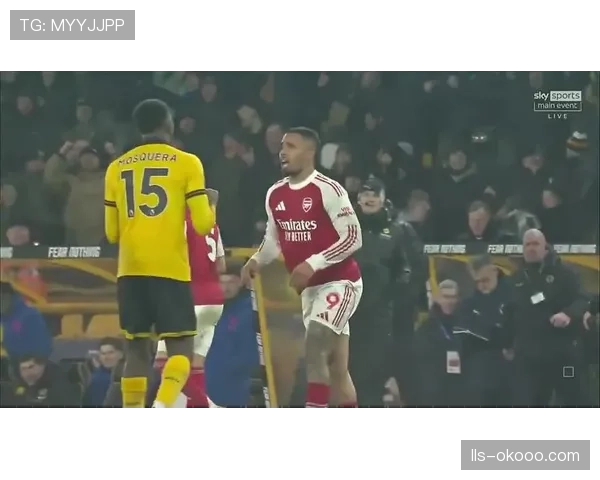 终场哨响，老将拉卡泽特搀扶抽筋的年轻队友走向球迷看台